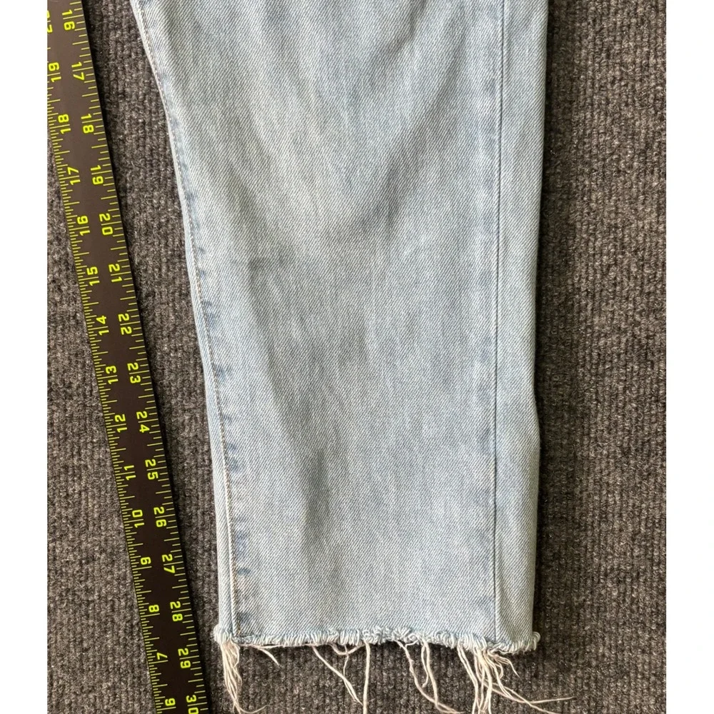 Universal Thread Womens Boyfriend Jeans Light Wash Distressed Raw Hem 6‎ 28R